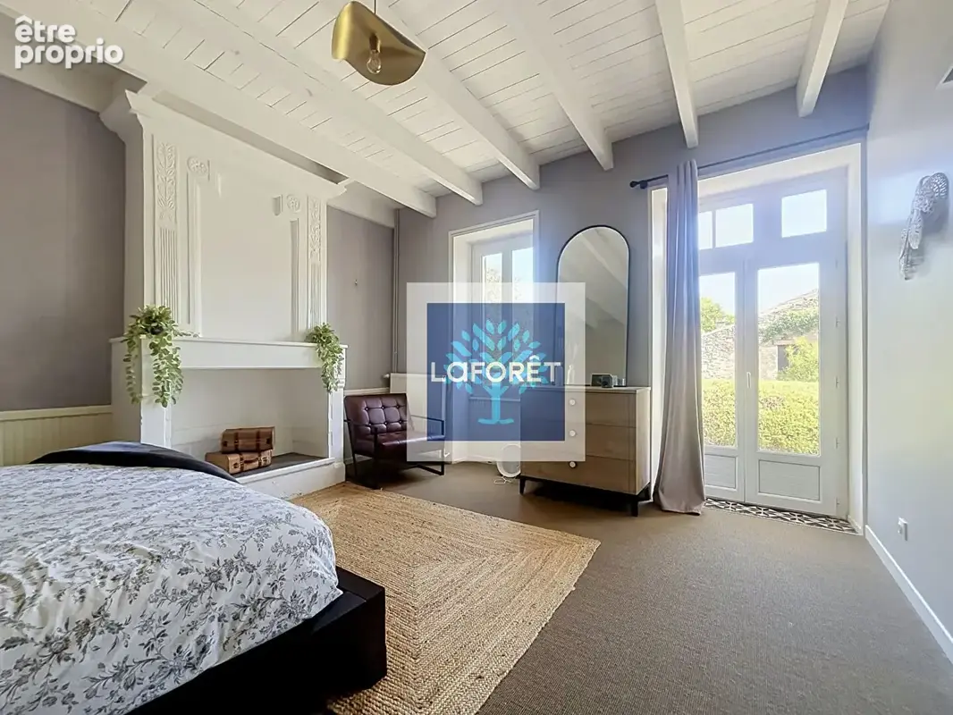 Maison en pierre  de 230 m² avec piscine et dépendances - photo 10
