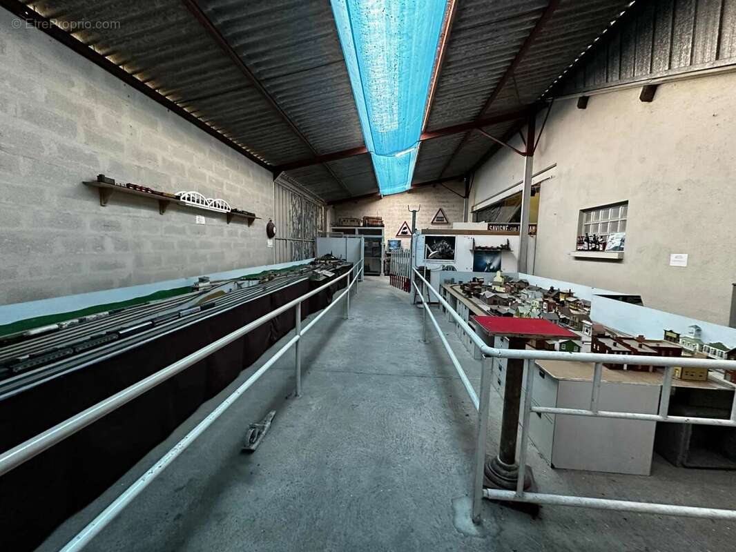 Commerce à SAVIGNE-SUR-LATHAN