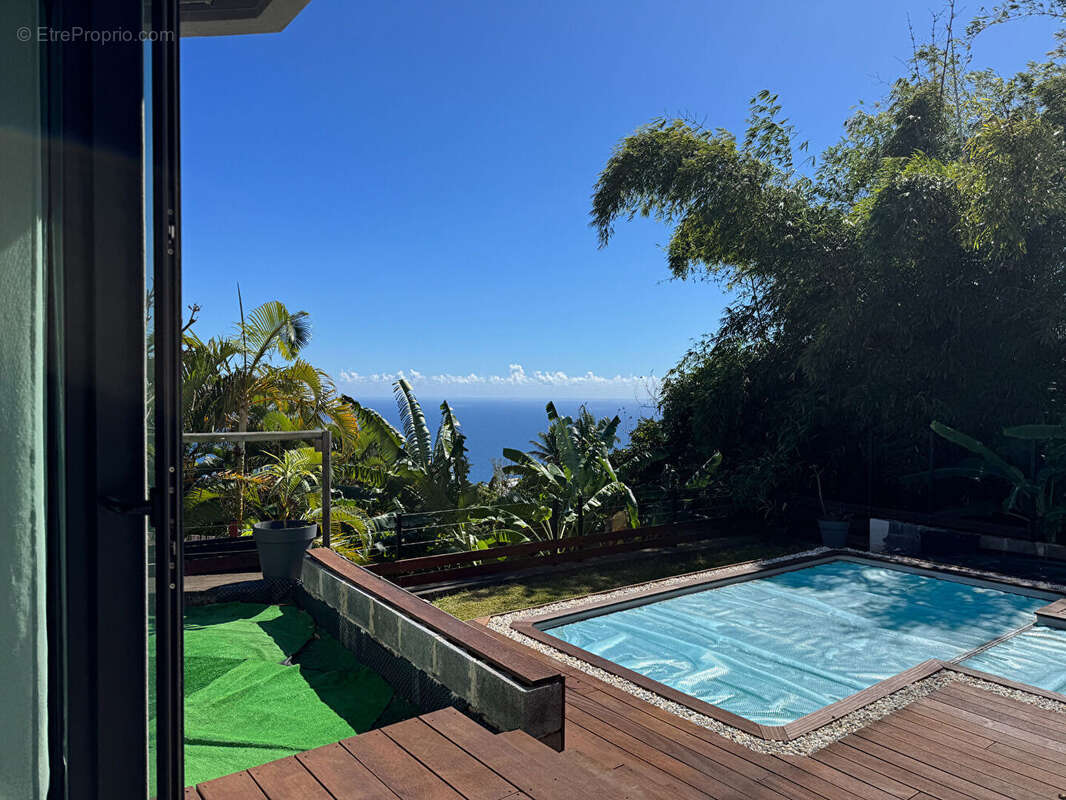 A VENDRE - La Montagne proche Ruisseau Blanc - Villa contemporaine T7 avec piscine, garage et vue mer - photo 3