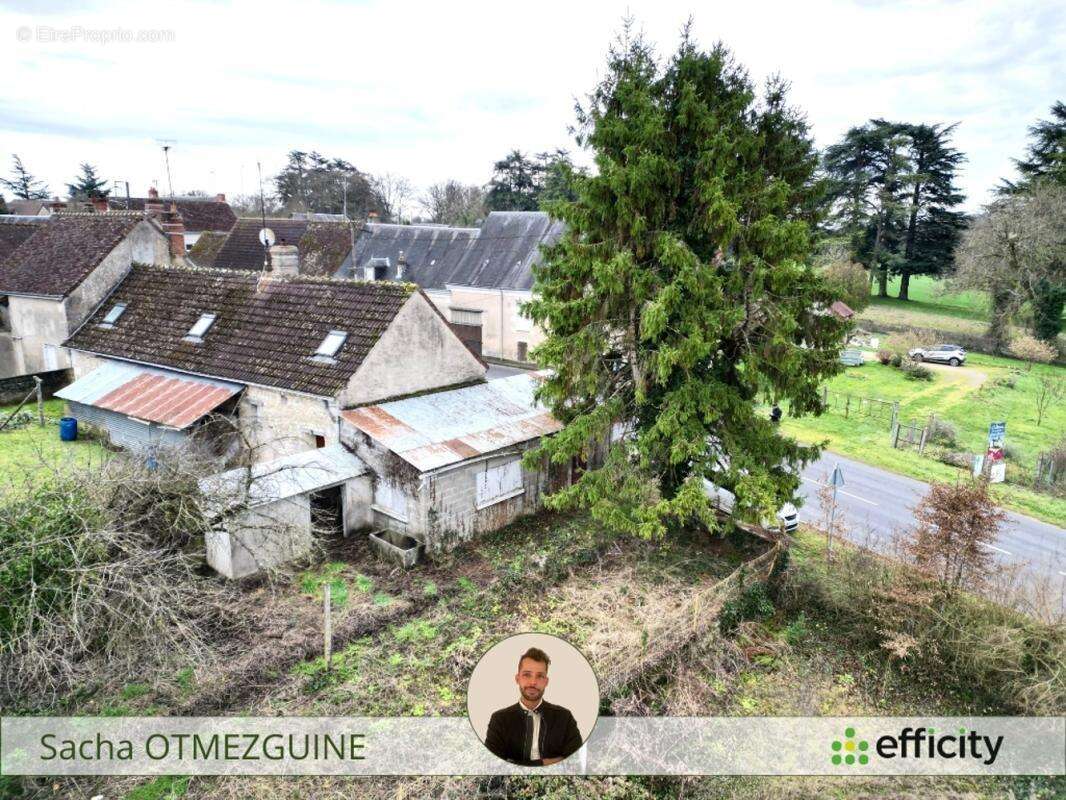 Parking à AZAY-LE-FERRON