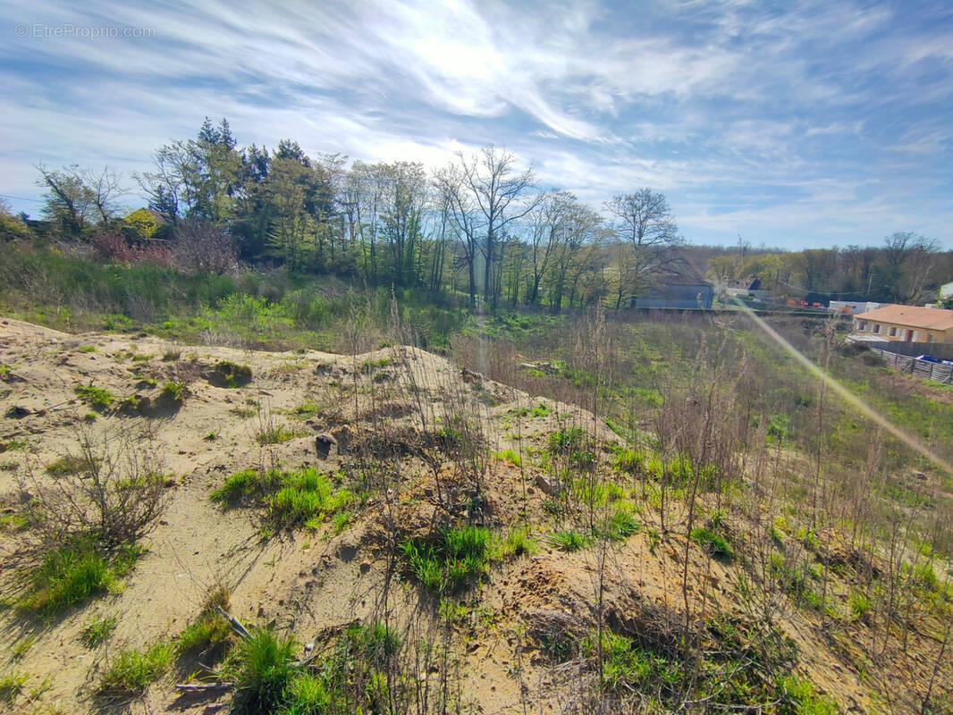 Terrain à NEUILLY-SAINT-FRONT