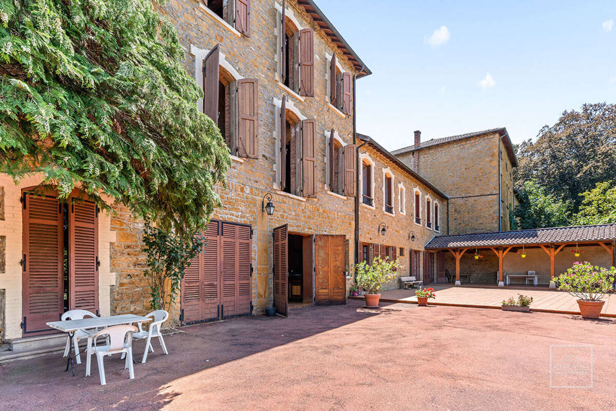 CHESSY, maison de 964.65 m² de plancher avec piscine, tennis et dépendances - photo 3