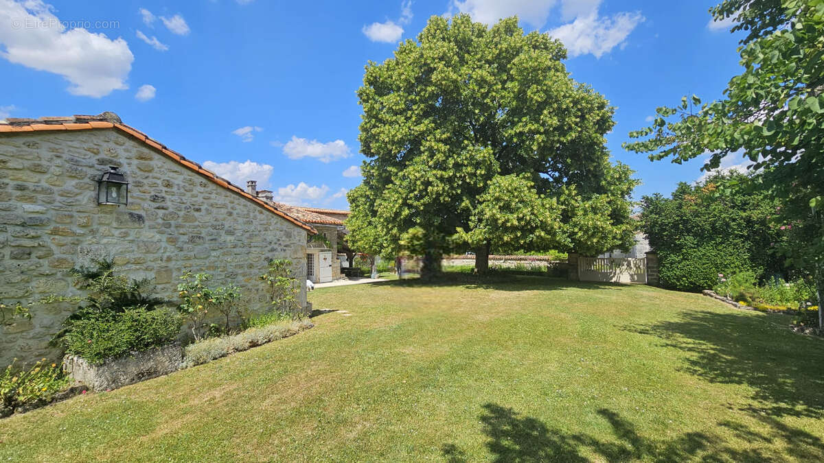 Maison à ROULLET-SAINT-ESTEPHE