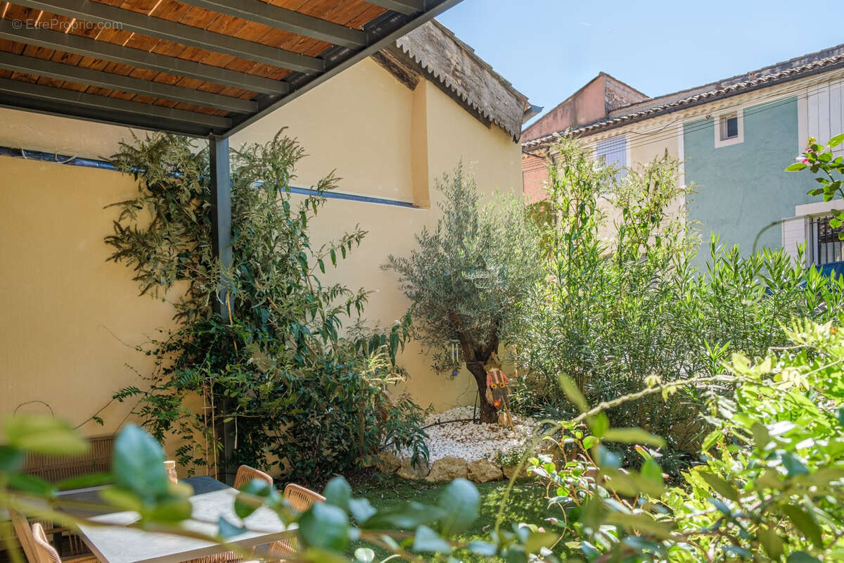 Appartement à LA ROQUE-D&#039;ANTHERON