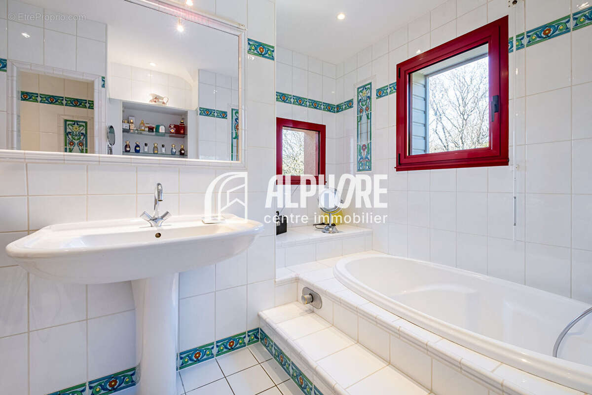 Guérande , propriété de 240m²  , 7 pièces , garage , piscine sur 1500m²  de terrain . - photo 15
