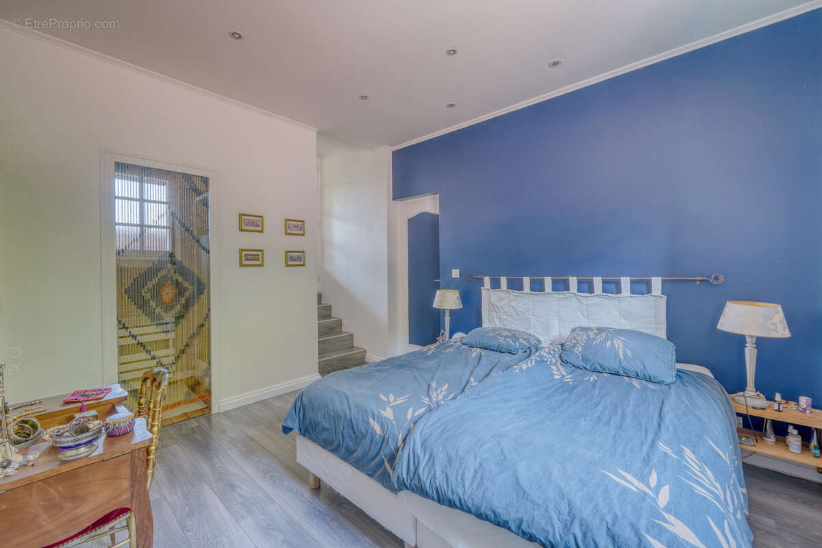 Maison en R+1 8 pièces de 202m2 habitables avec atelier et piscine le tout sur parcelle de 1509m2 - photo 10