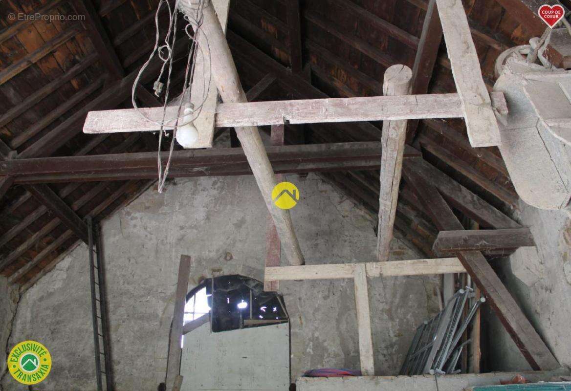 Maison à VIC-SUR-CERE