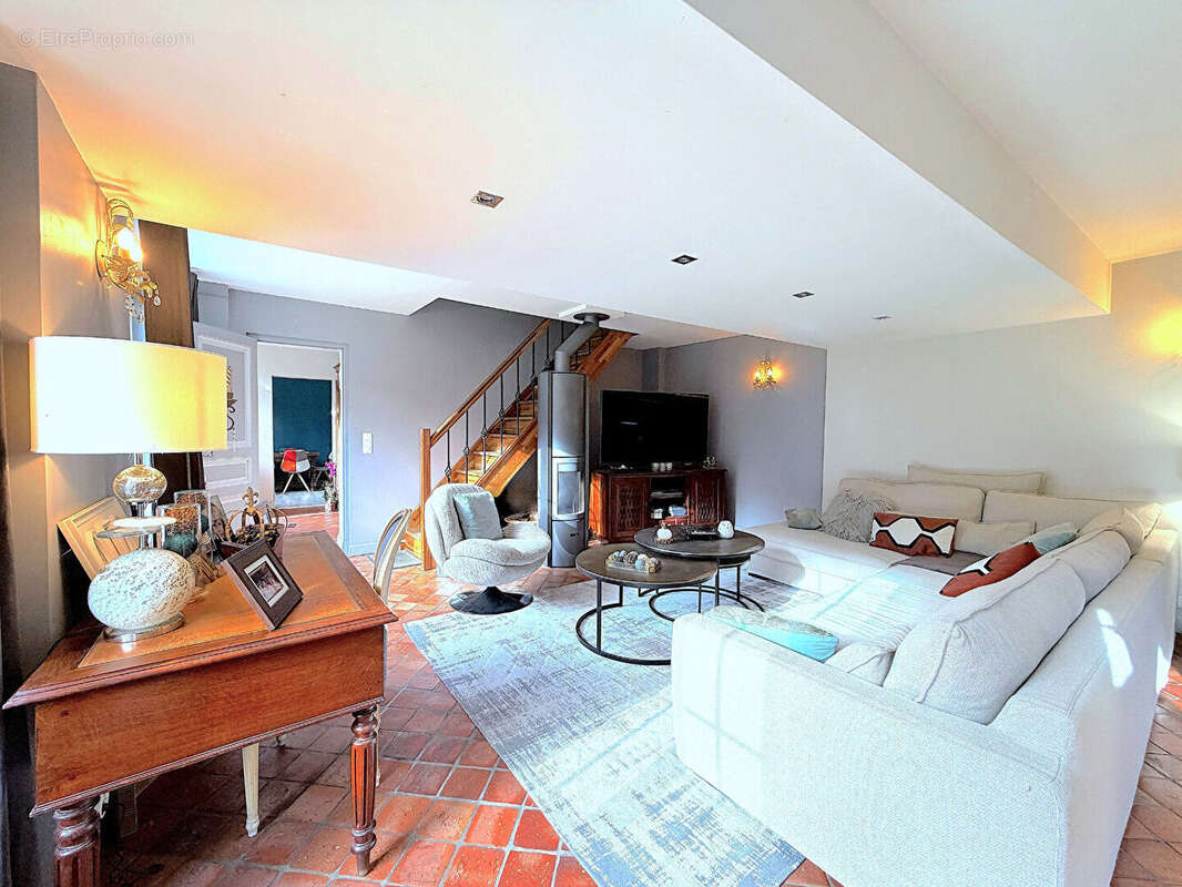 Maison à VALLANGOUJARD