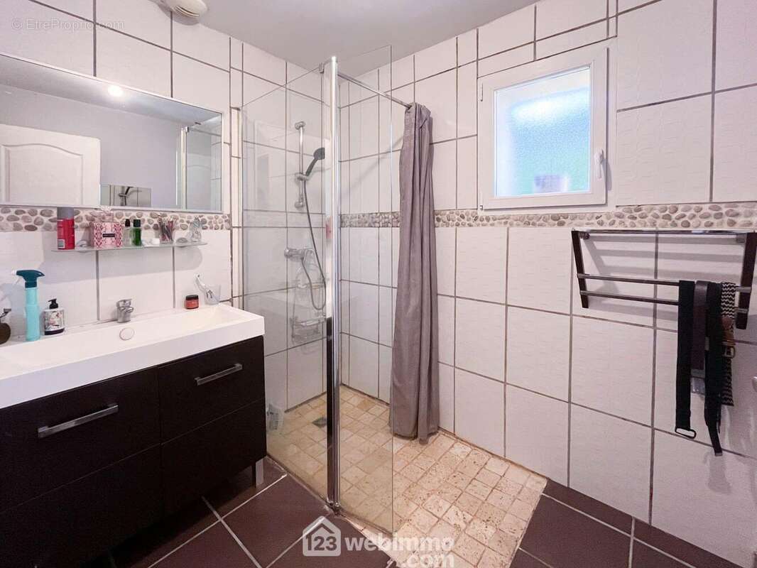 Toujours au RDC, une salle de douche et WC séparés - Maison à BAUNE