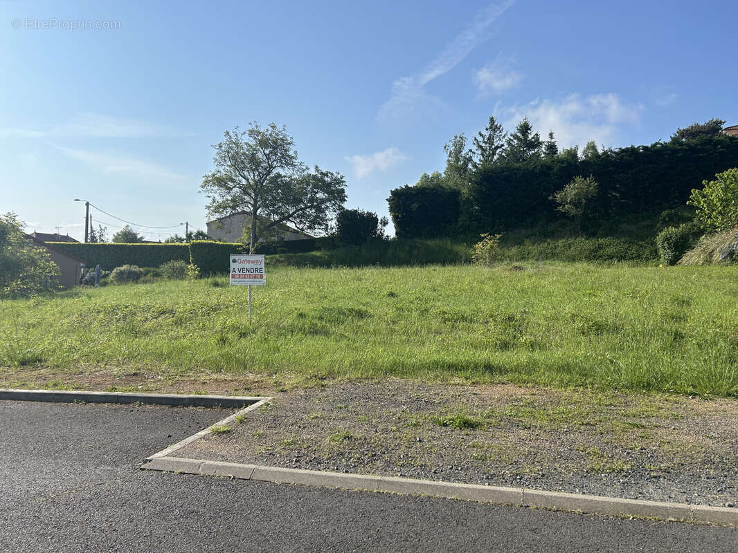 Terrain à VERTAIZON