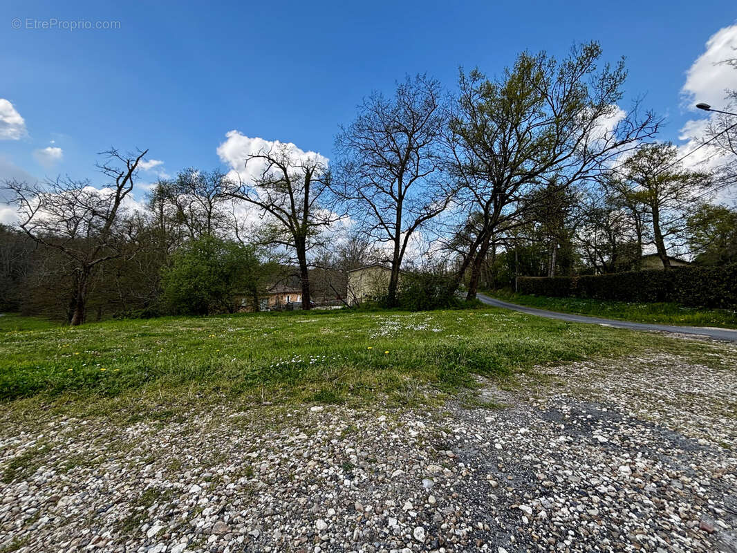 Terrain à LES ARTIGUES-DE-LUSSAC