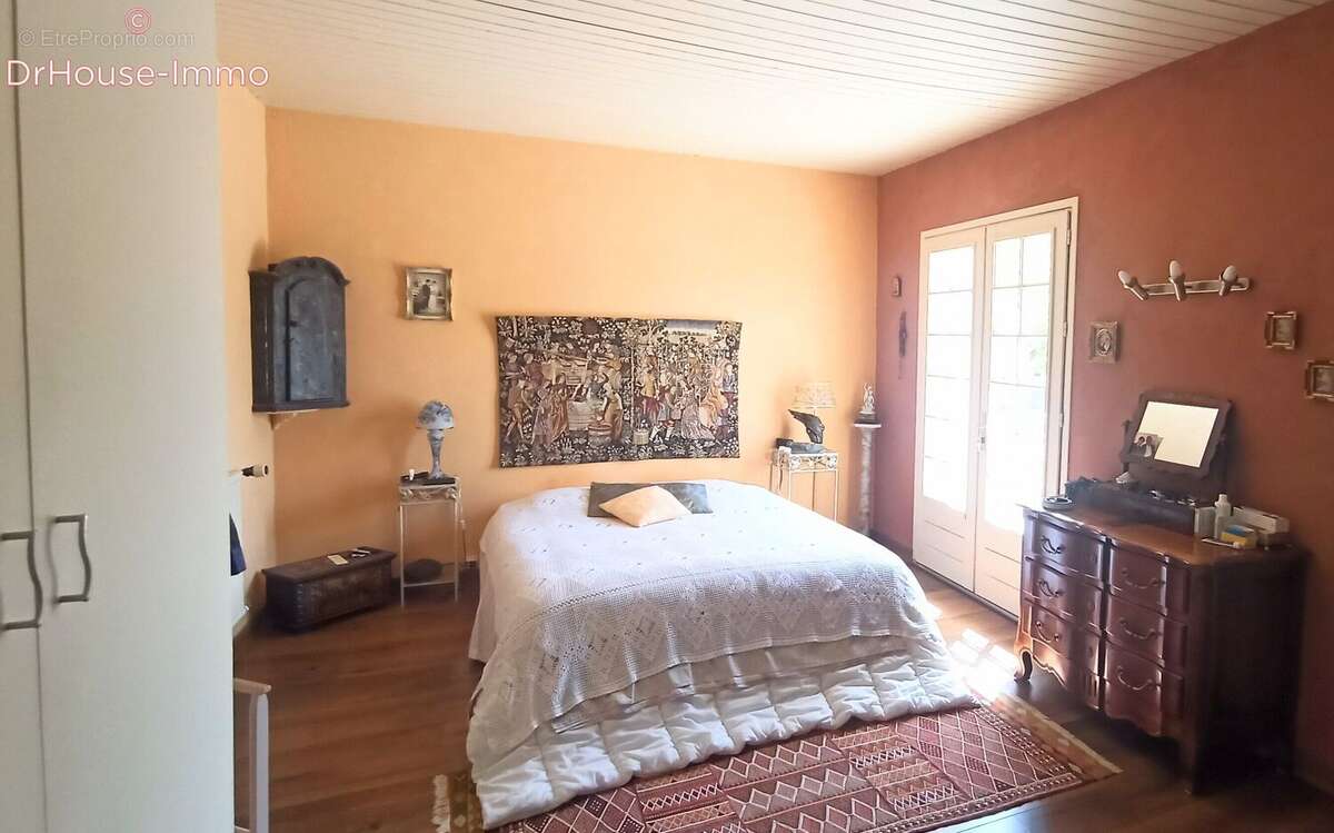 Maison 231 m² à Saint-Michel-En-L'herm  - photo 8