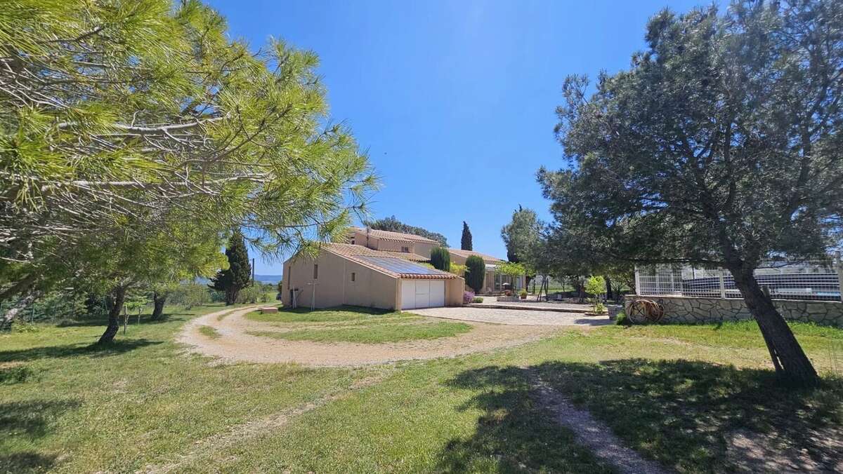 VILLA sur + de 7400m2 de terrain avec PISCINE - photo 3