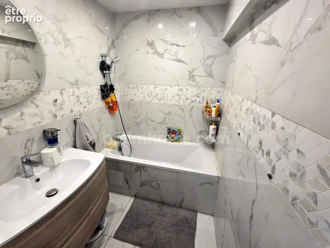 Appartement 5 pièces - 2ème étage - 102 m2 - Cave et Place de Parking - 212 000 € FAI - photo 3