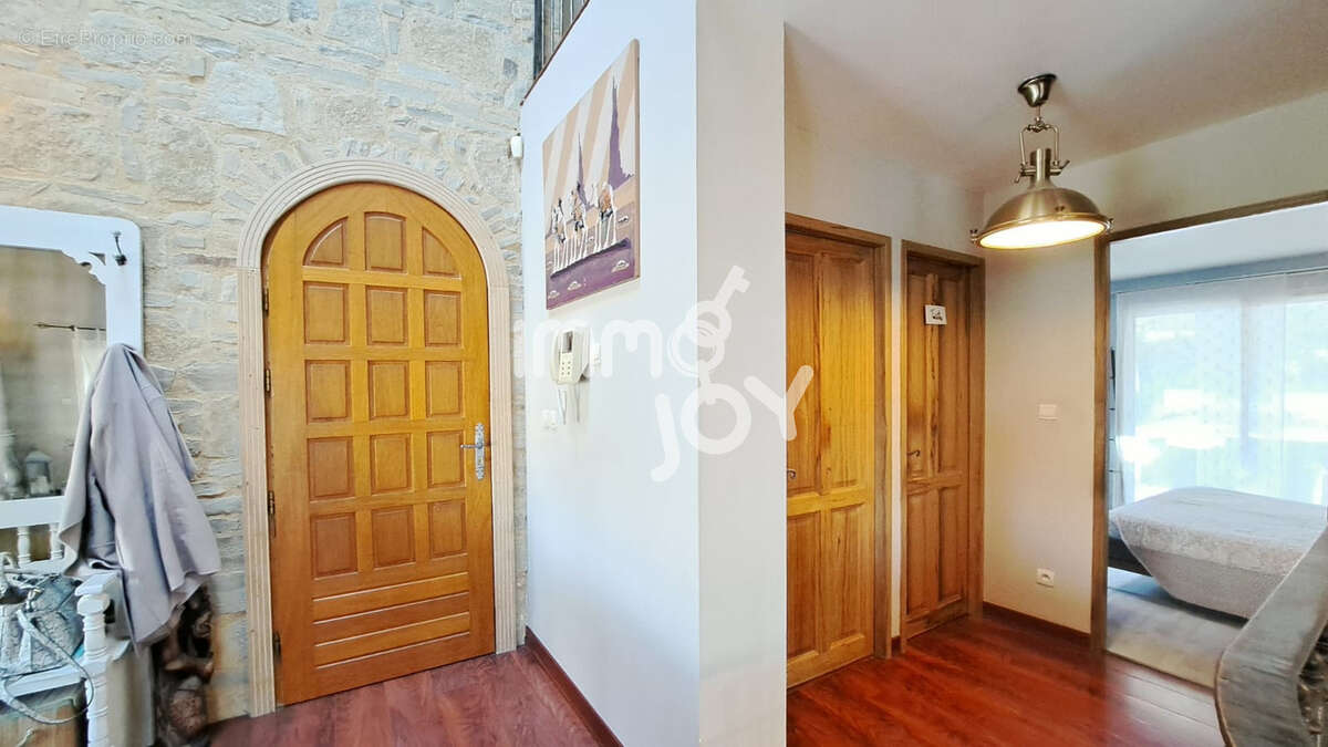 A Remarkable Home of Charm and Noble Materials in a Serene Pine Forest Environment - photo 3