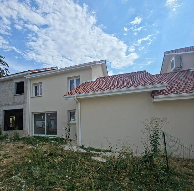 Maison à NIVOLAS-VERMELLE