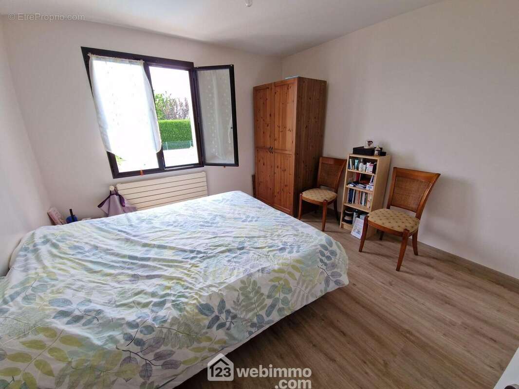 Une des 5 chambres du rez-de-chaussée - Maison à LA ROCHE-SUR-YON