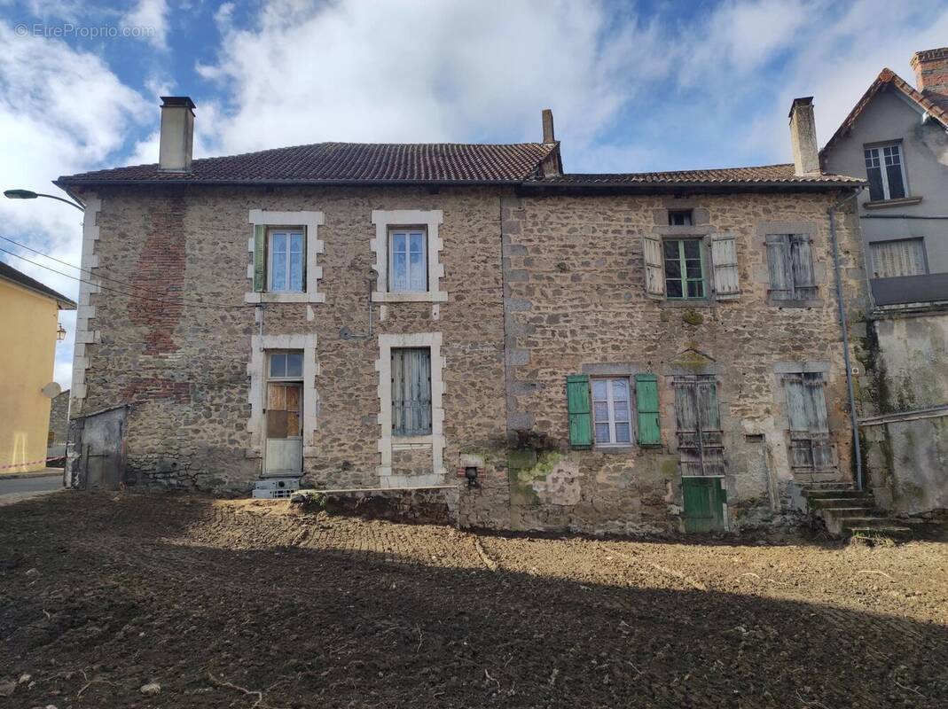 Maison à PIEGUT-PLUVIERS