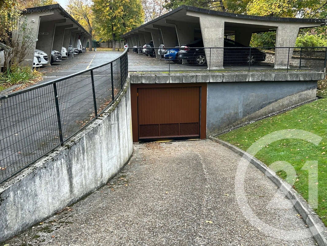 Parking à LE MEE-SUR-SEINE