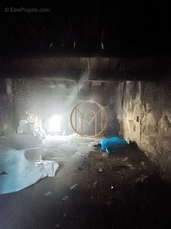 Parking à SAINT-THIBERY