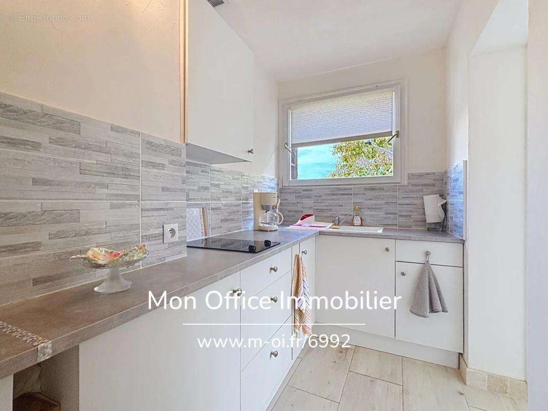 Référence : 6992-les. - appartement rénové proche centre et port dernier étage à vendre à cavalaire sur mer - photo 8