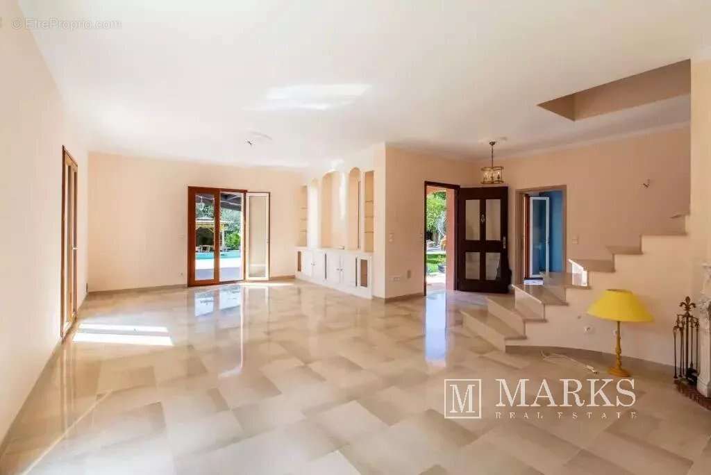 Villa de style néo provençal avec terrain plat et piscine - photo 9