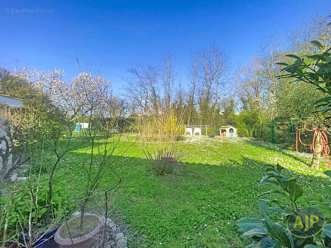 Maison à AMBARES-ET-LAGRAVE