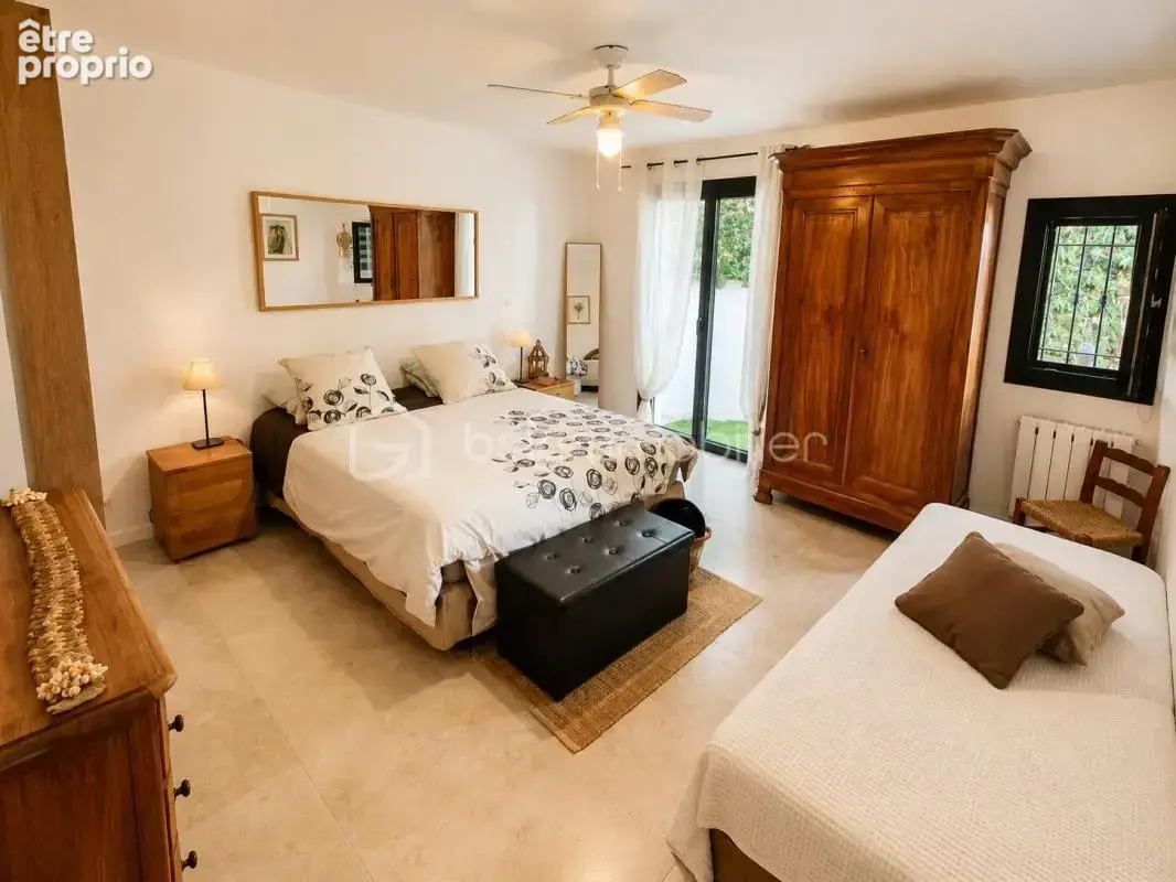 NÉOULES – Propriété de caractère d'environ 240 m² – Famille, patrimoine & revenus – Terrain de 2 600 m² avec piscine - photo 14
