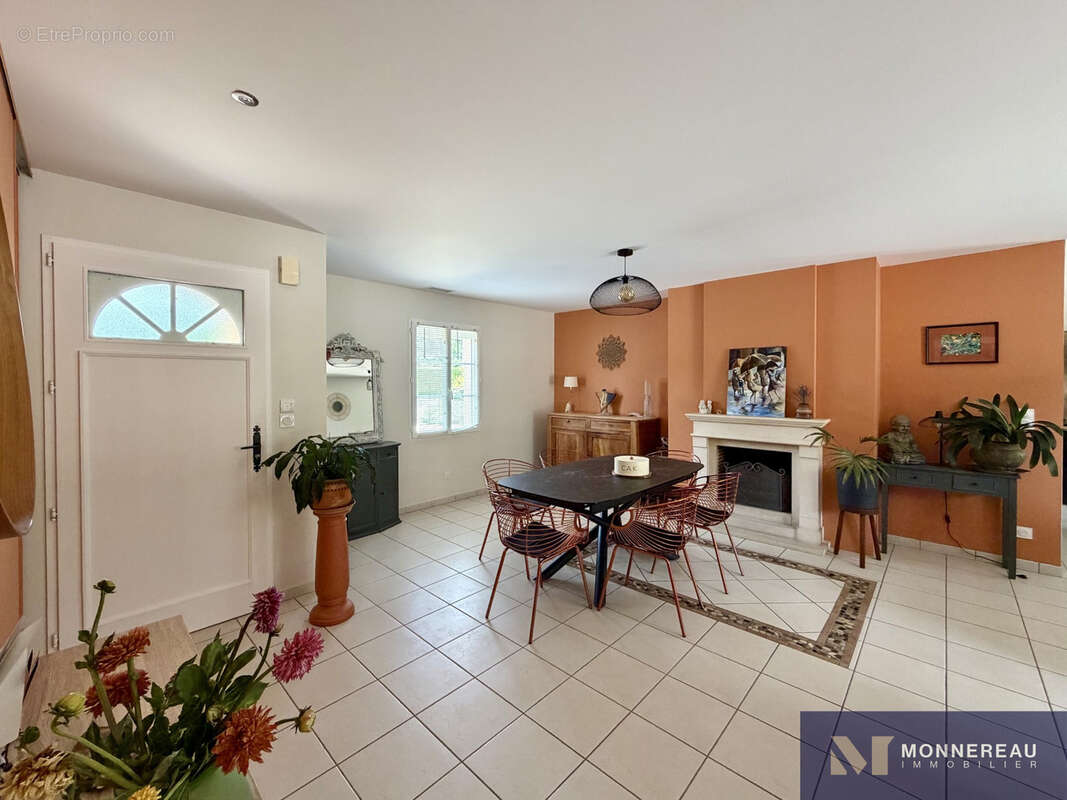 Maison des annees 2000 renove avec bel exterieur, piscine et poolhouse. - photo 12
