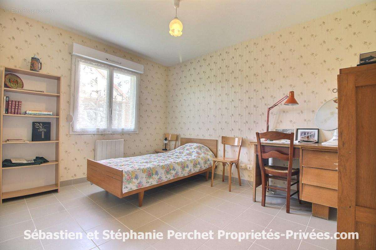 Maison de plain-pied 2006 - 3 chambres - grenier aménageable- Terrain clos et arboré de 1013 m2 - Garage 32 m² - photo 10