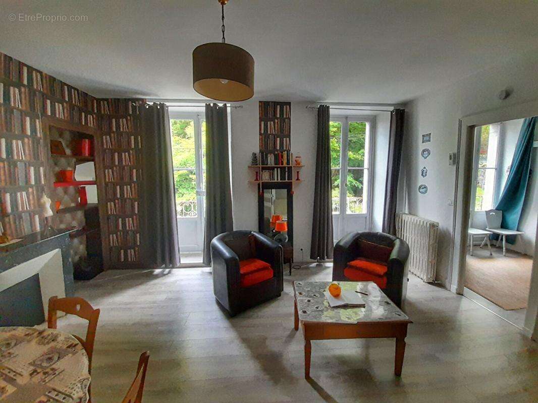 Appartement à EAUX-BONNES