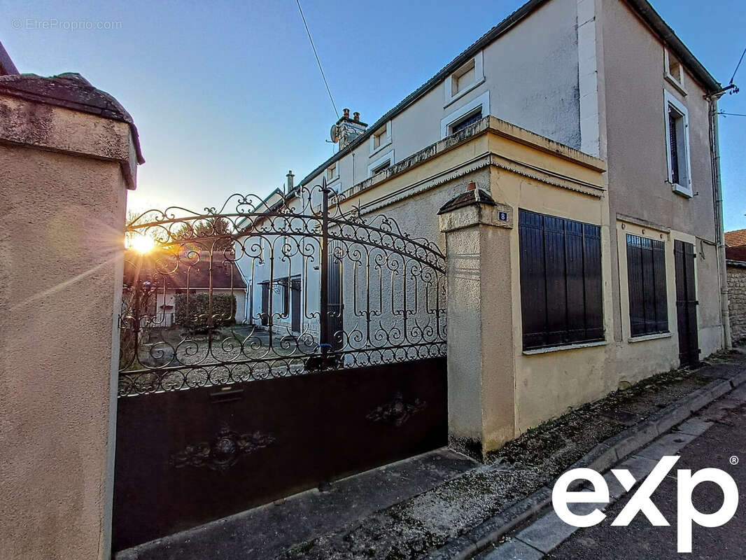 Vue d'ensemble côté rue - Maison à LEZINNES