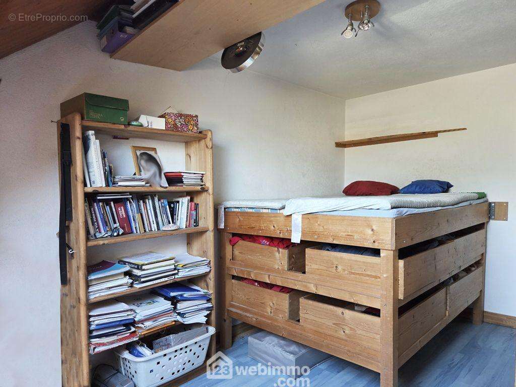 Son coin nuit propose une chambre de 12m² laissant l'espace pour aménager un coin bureau. - Appartement à ALBERTVILLE