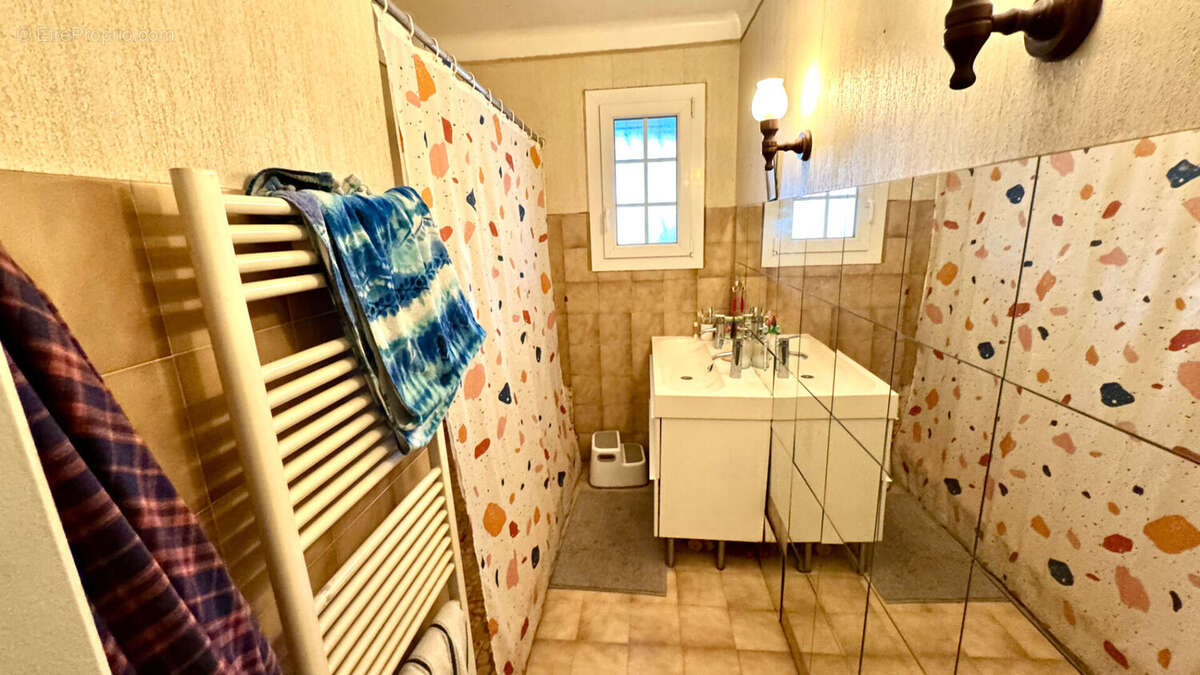 Maison à ENTRAIGUES-SUR-LA-SORGUE