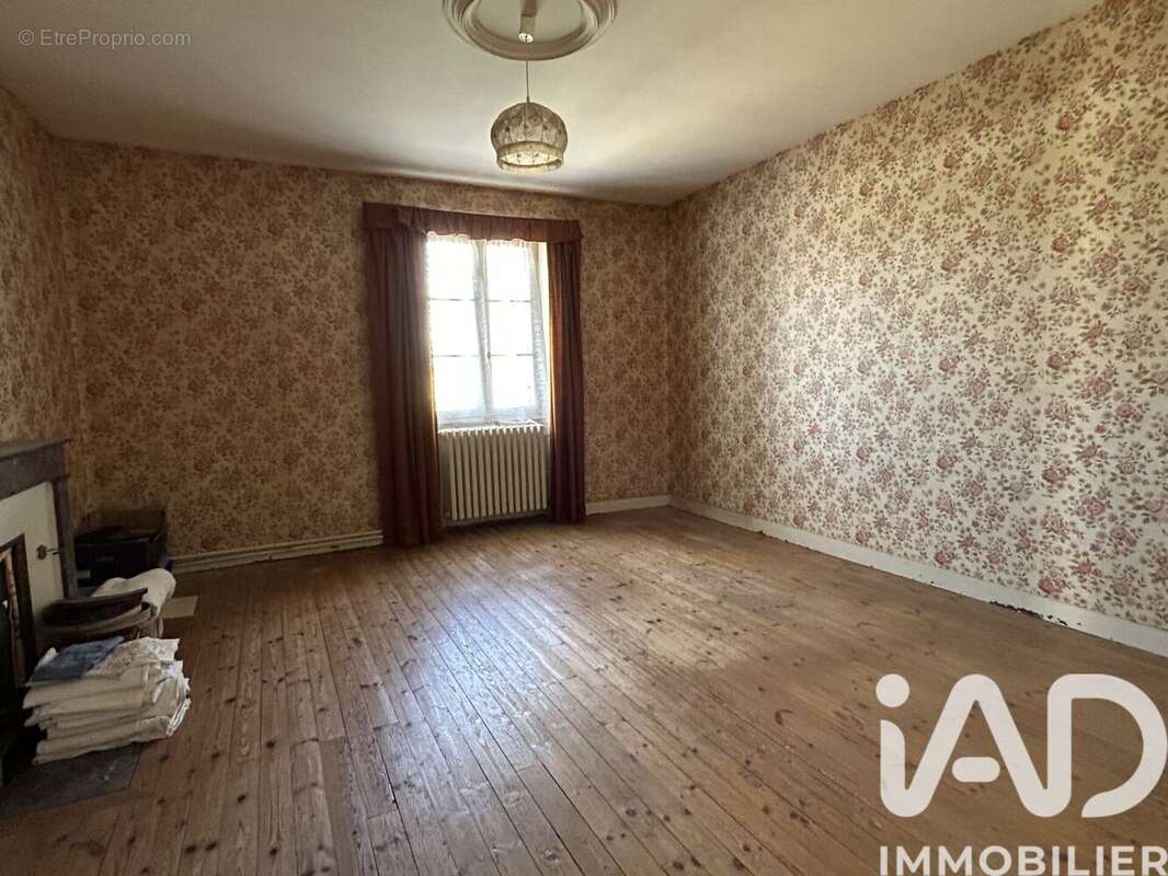 Maison 120 m² à La Tour-Saint-Gelin  - photo 8