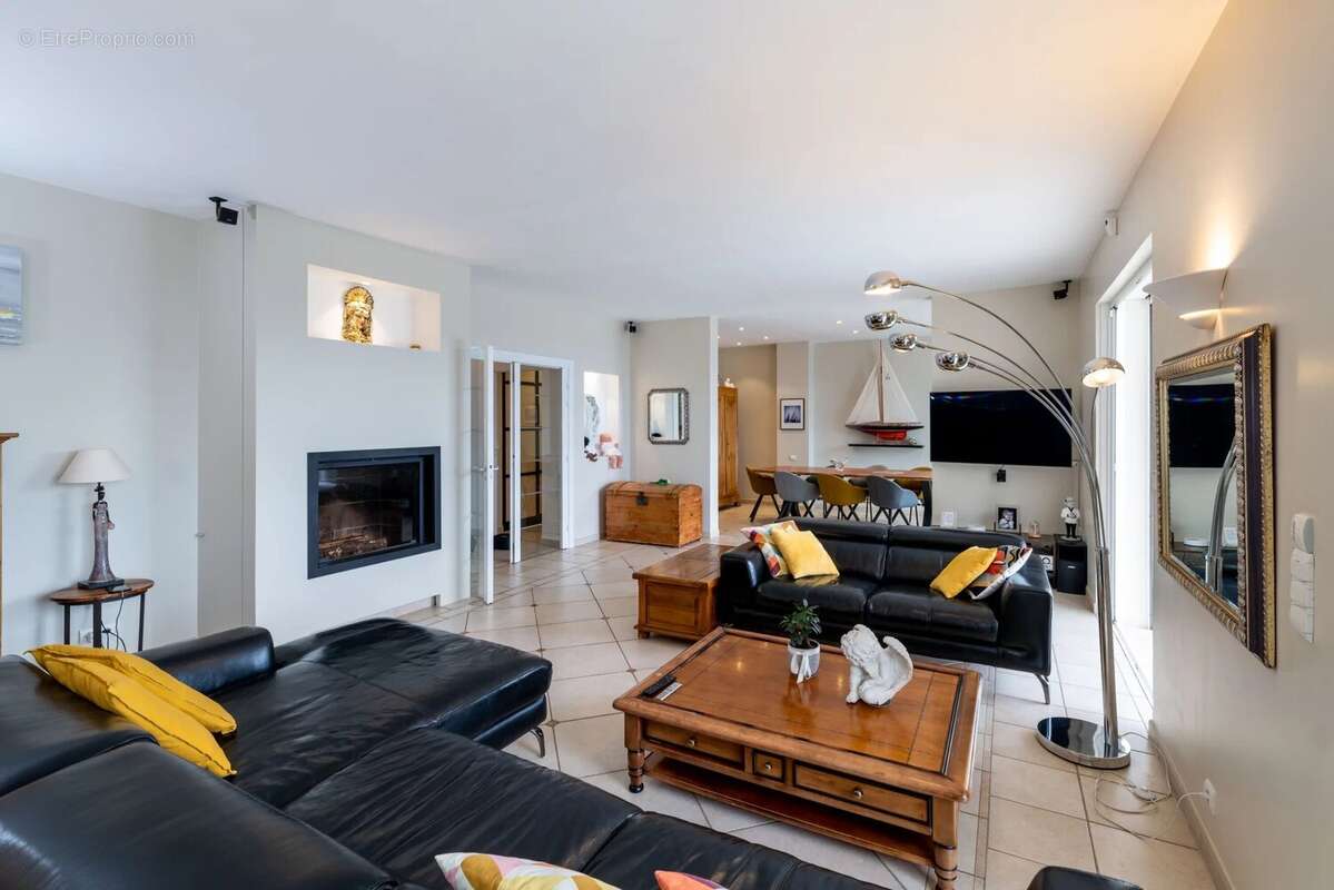 Falicon - Villa 7 pièces avec piscine chauffée, jardin 1350m², garage - photo 11