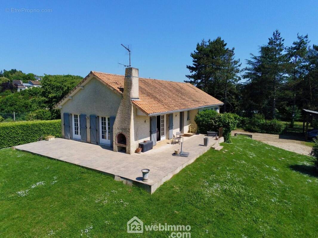 Maison des années 80, 161 m2 habitables avec sous-sol semi-enterré.