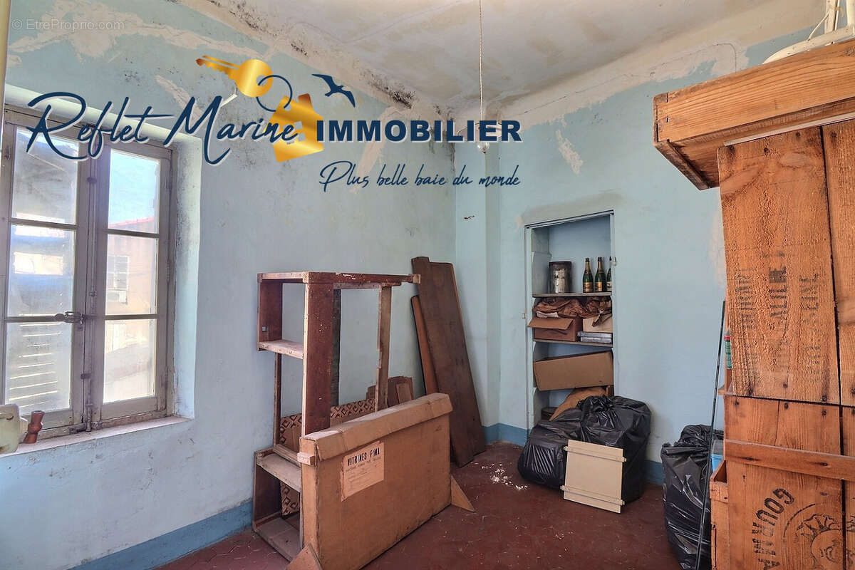 A MARSEILLE LE CABOT - Immeuble R+1 avec local commercial et cour - photo 6