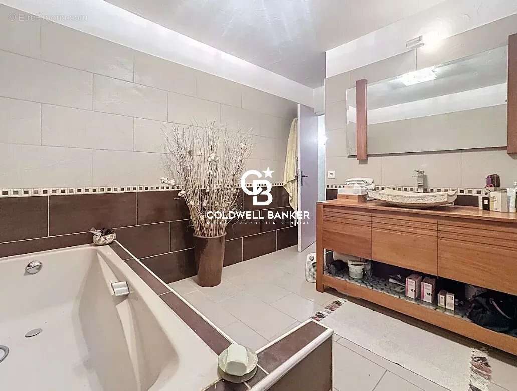 Maison à BAGNOLS-EN-FORET