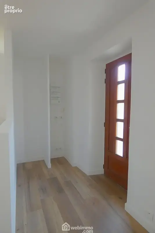 Dès l'entrée, vous découvrirez un hall accueillant...