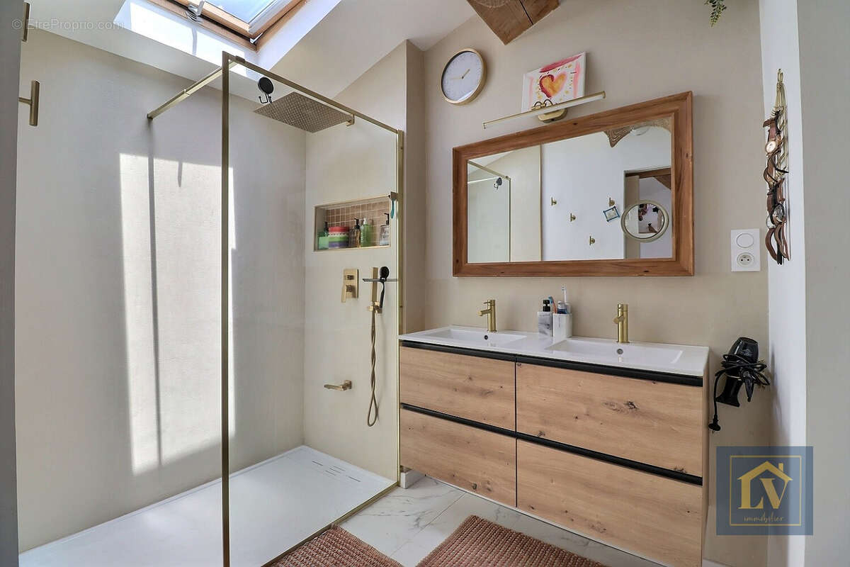 Maison de caractère entièrement rénovée avec garage et dépendance - photo 6