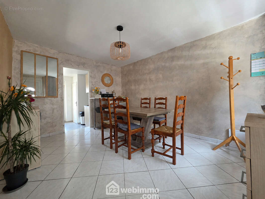 Dès l'entrée, découvrez une pièce de vie chaleureuse et accueillante - Maison à LAPPION
