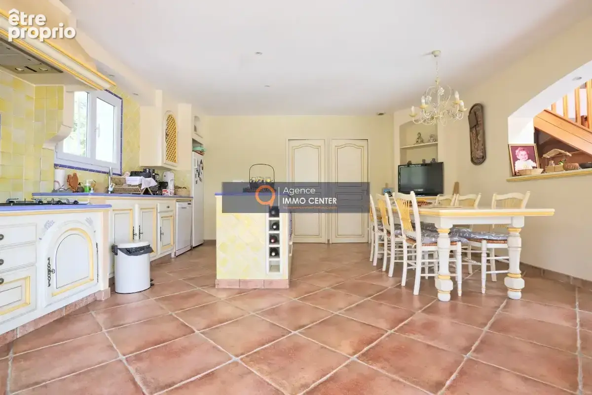 Cuers   propriété familiale avec piscine, garage et dépendance - photo 10