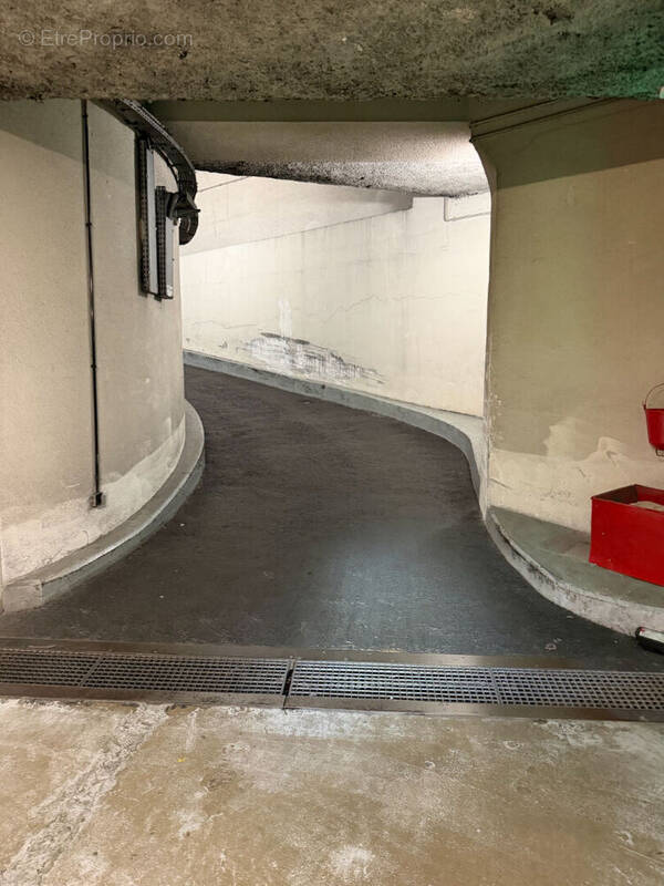 Parking à PARIS-9E