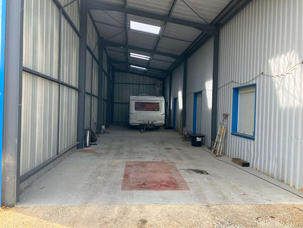 Commerce à NEUVILLE-DE-POITOU