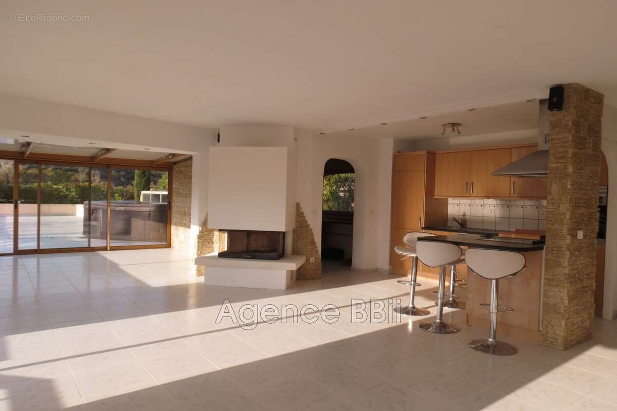 Appartement 90 m² à Mandelieu-La-Napoule  - photo 2