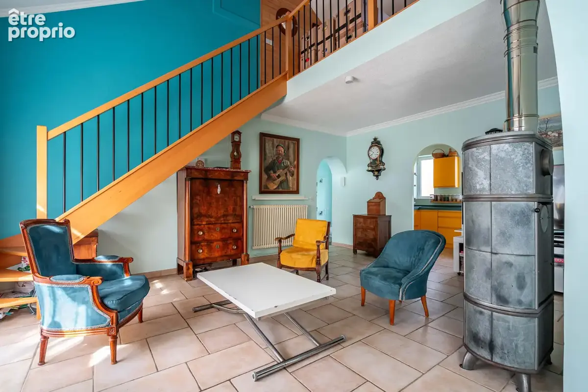 Maison familiale de 109m2 sur terrain plat de 1260m2 avec piscine et dépendance. - photo 6