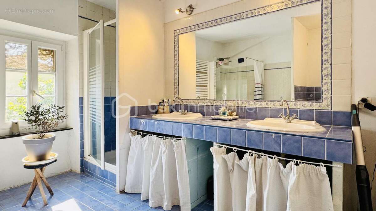 Maison en pierre avec grand bâtiment annexe - photo 12