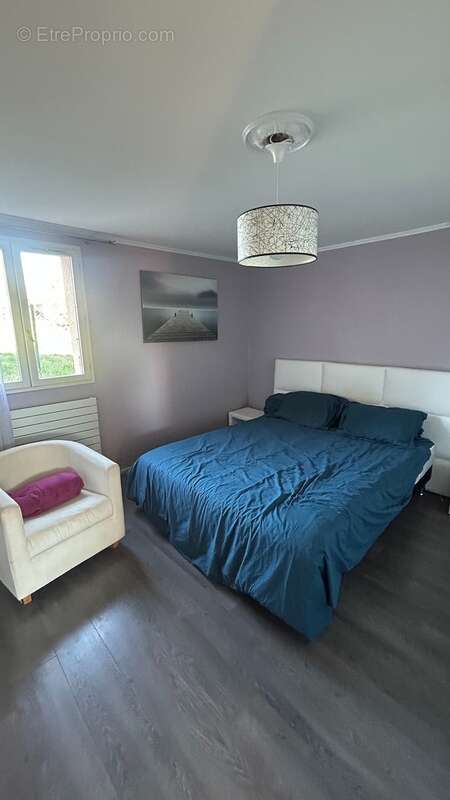 Chambre 1 avec rangements intégrés - Appartement à CRANVES-SALES