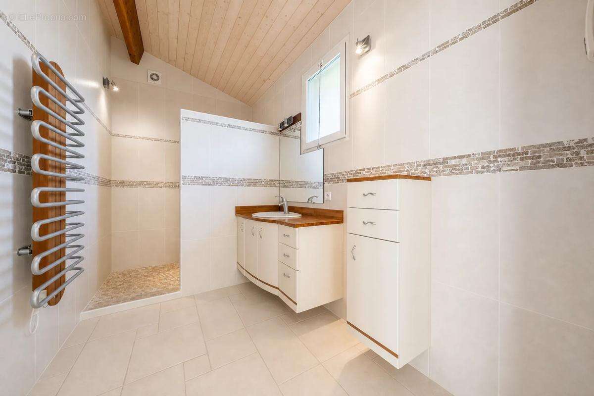 Maison lumineuse de 196 m² à Cubzac-les-Ponts - photo 14